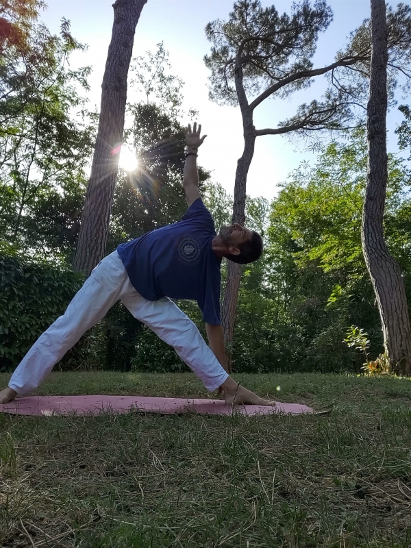 Yoga con armonium per risveglio mattutino