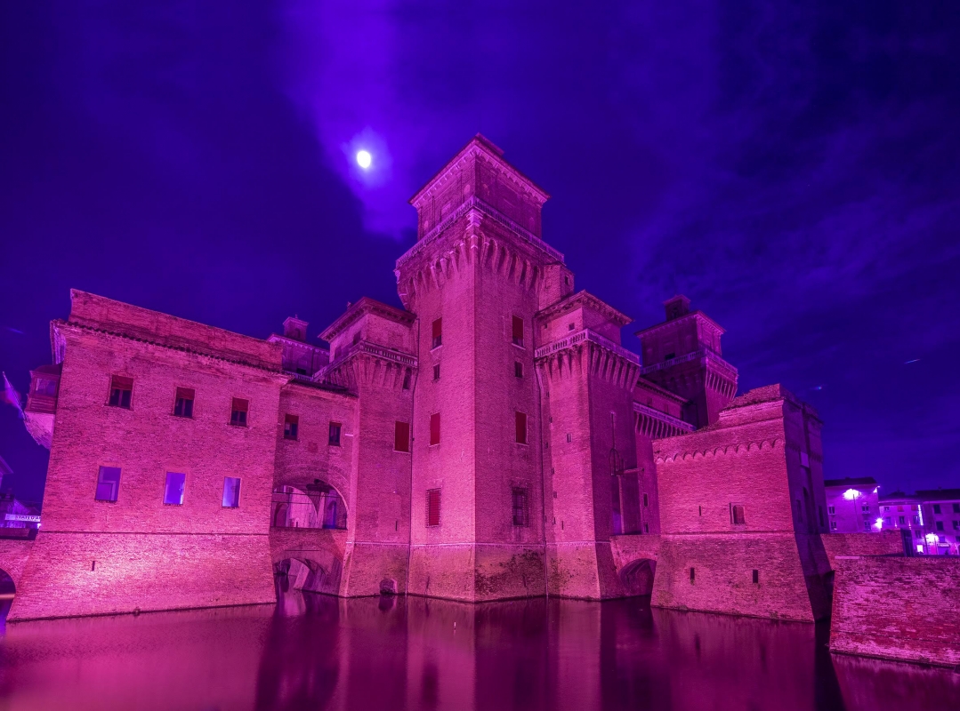 Castello di Ferrara in Rosa con apertura serale straordinaria e visita guidata sabato 8 luglio ore 21.00