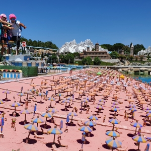 Una spiaggia tutta rosa a Italia in Miniatura