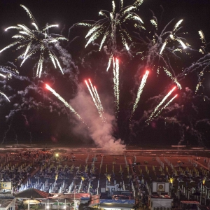 Grande spettacolo di fuochi d'artificio su tutta la Riviera