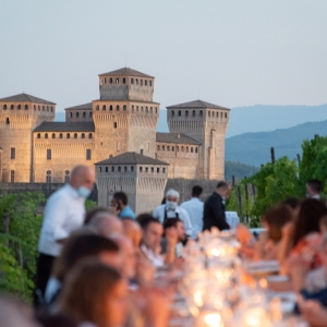Cena in Questa Vigna 2023 ... con a capotavola il Castello di Torrechiara PR