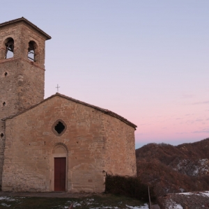 La chiesa di Sant'Andrea nel castello delle Carpinete